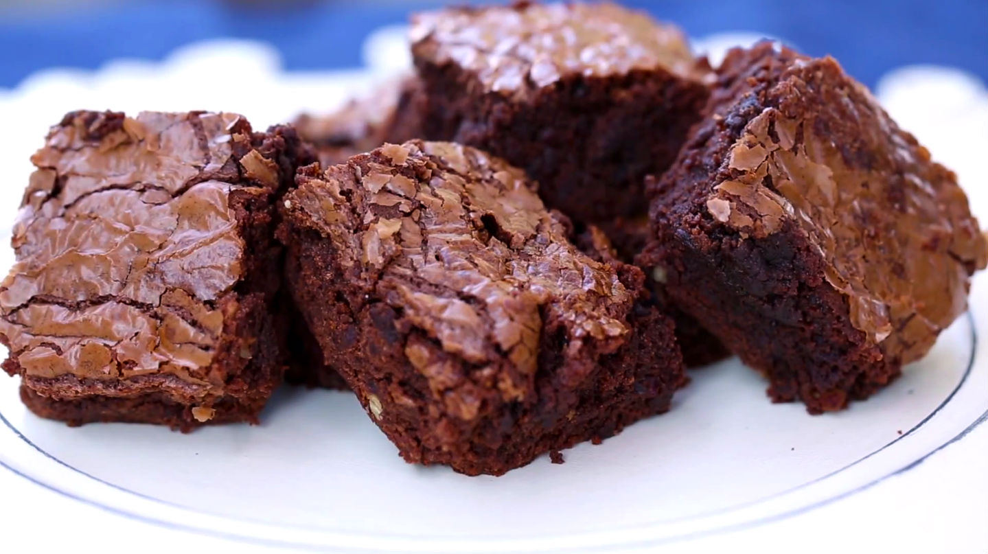 Nothing satisfies a chocolate craving like brownies! Karen Pavone from Food Guru shared an amazing pecan brownie recipe with a unique twist: hazelnut spread. The crunch of the pecans and the rich smoothness of the chocolate and hazelnut is the perfect combination for a late night snack or dessert.