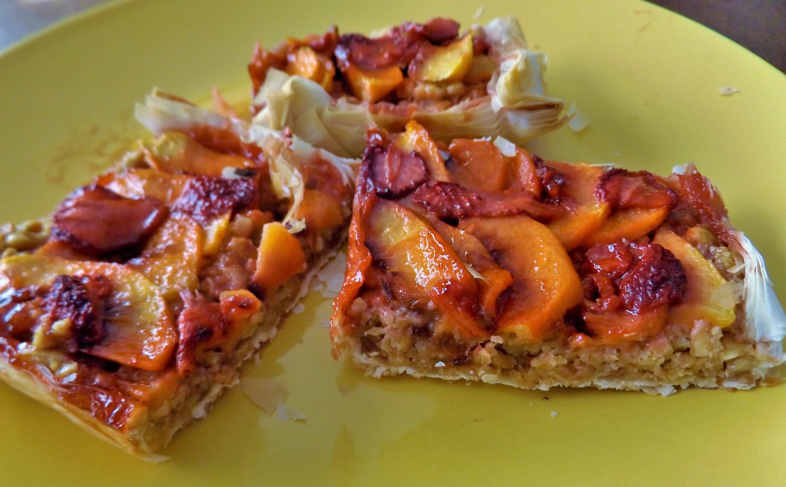 Looking for a great snack for your kids, or a healthy on-the-go breakfast? These squares have a crispy nut base, accentuated with fresh fruit, and best of all, a low amount of refined table sugar.