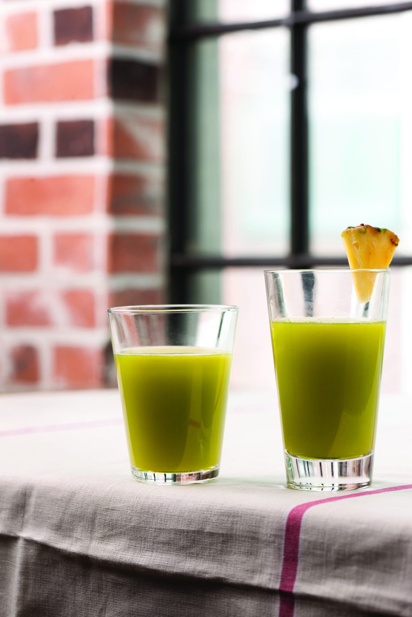 Remove the skin and the core of the pineapple, and trim and prepare the kale and spinach. Close the juicer lever and extract kale-spinach-pineapple in order. When putting the last ingredients in, place the lever in half-opened position to release compressed pulp. Serve.