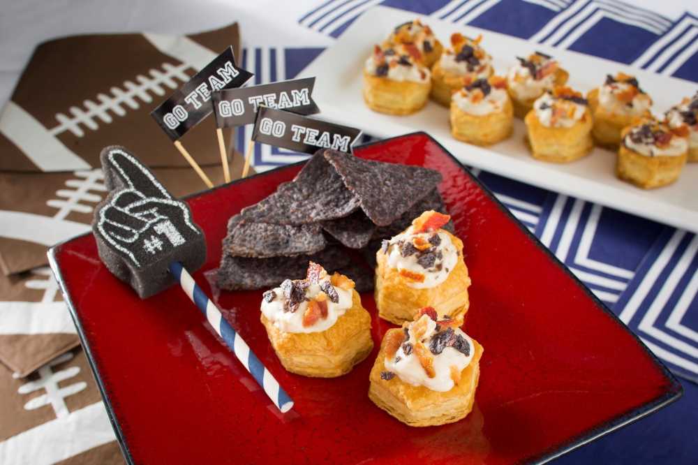 Kick off your game day party with these mini clam chowder cups. They're a delicious and fun way for New England fans toย celebrate their team devotion.