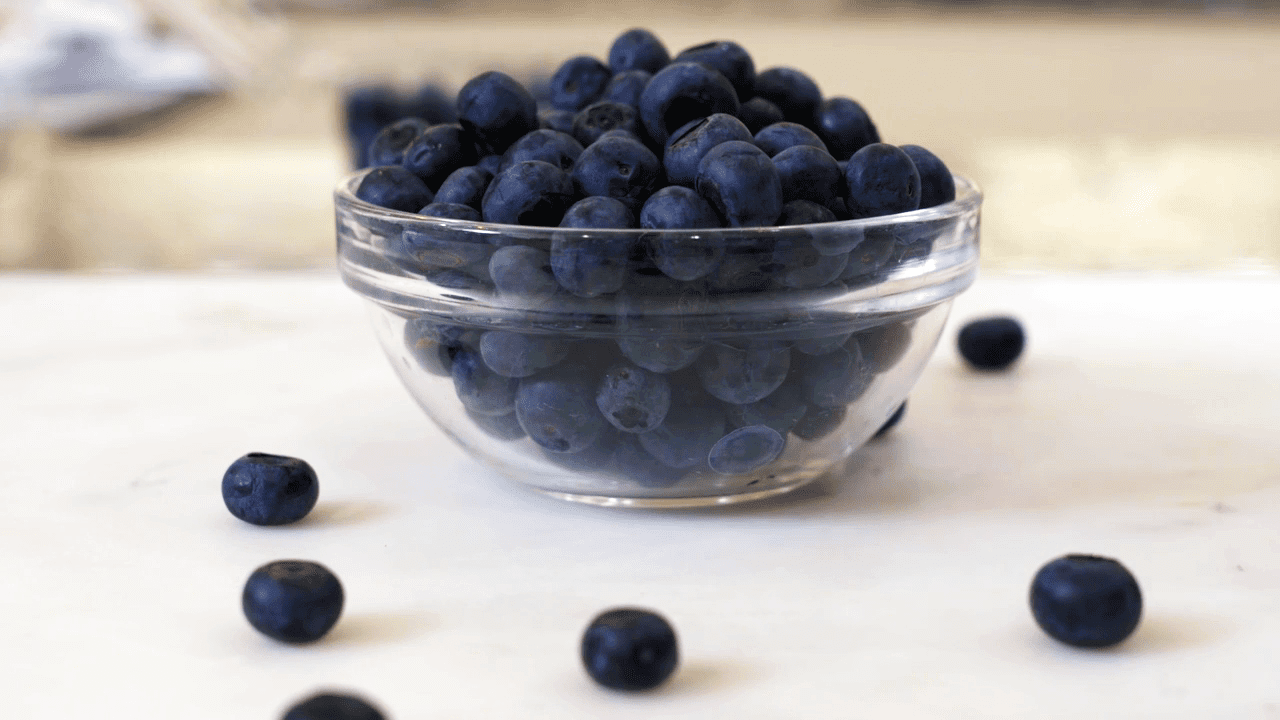 Holly Clegg, a long-time guest chef for The Food Channel, is an expert in the topic of joint-friendly nutrition and maintaining a healthy diet for arthritis sufferers. Holly's cookbook, Eating Well to Fight Arthritis, is packed full of easy and healthy recipes and, along with the video above, gives tips and ingredients to maintain joint-friendly health.