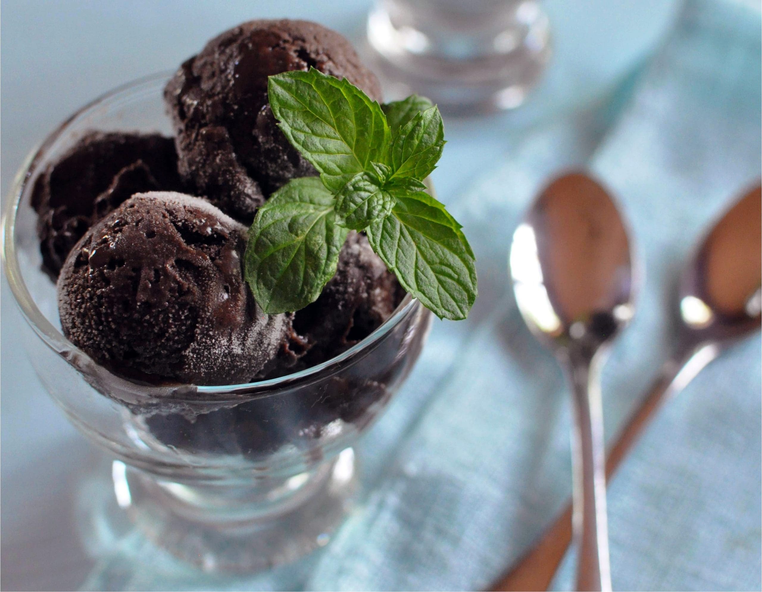 Indulge in this healthy, frozen minty-chocolate treat that masquerades as an oh-so-forbidden sweet!